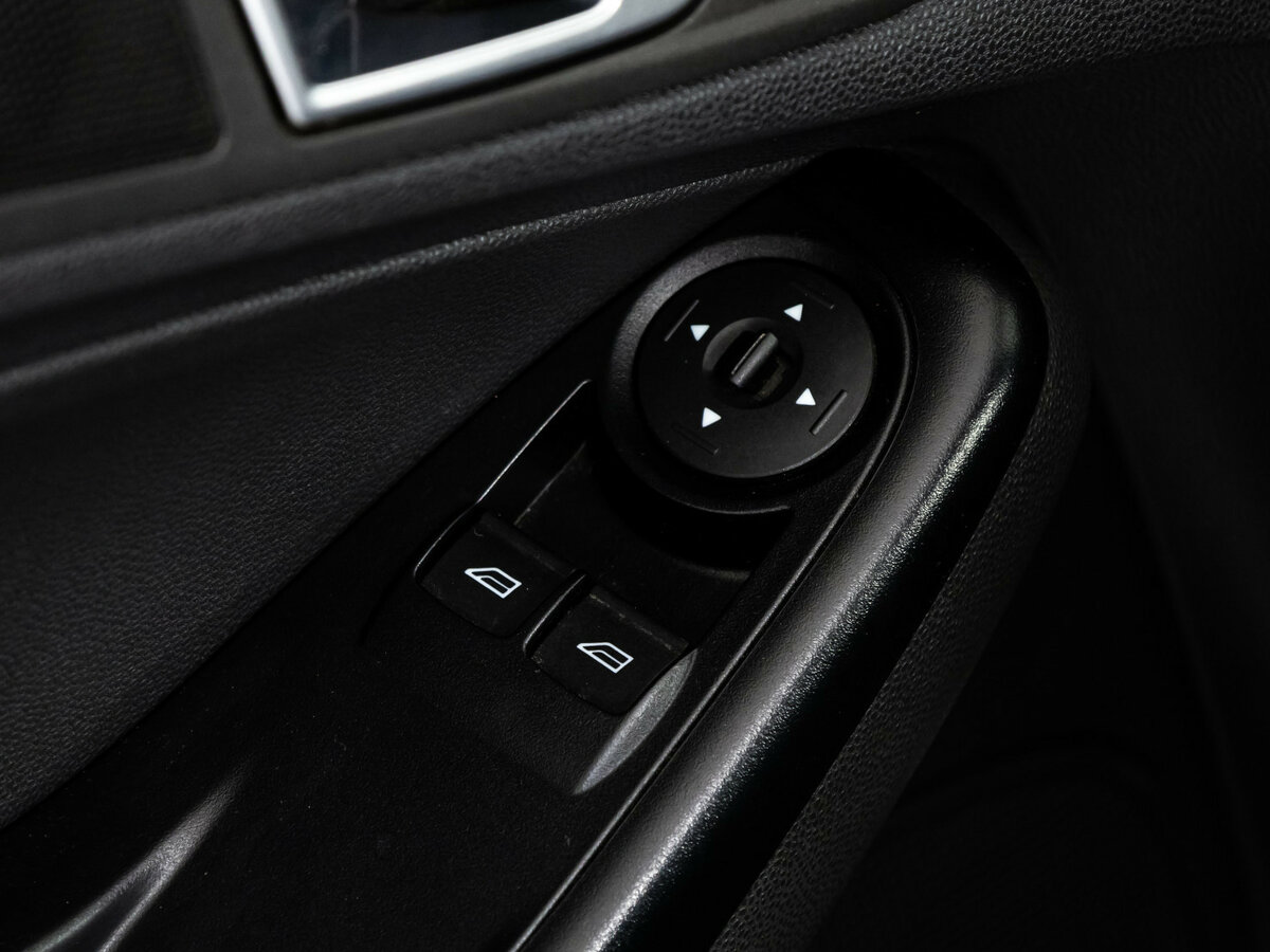 Ford Fiesta Mk6 Рестайлинг, 2016 Фото №12