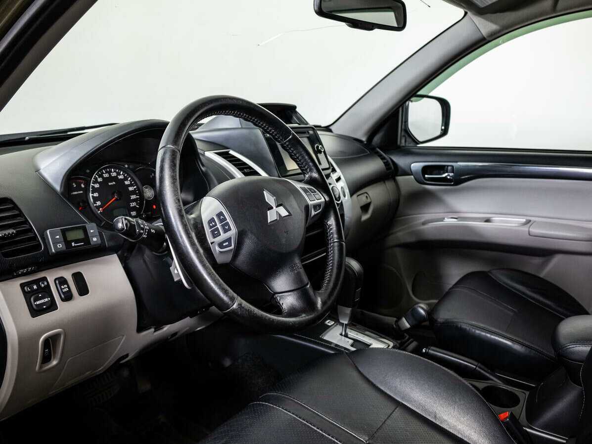 Mitsubishi Pajero Sport, 2015 Фото №11