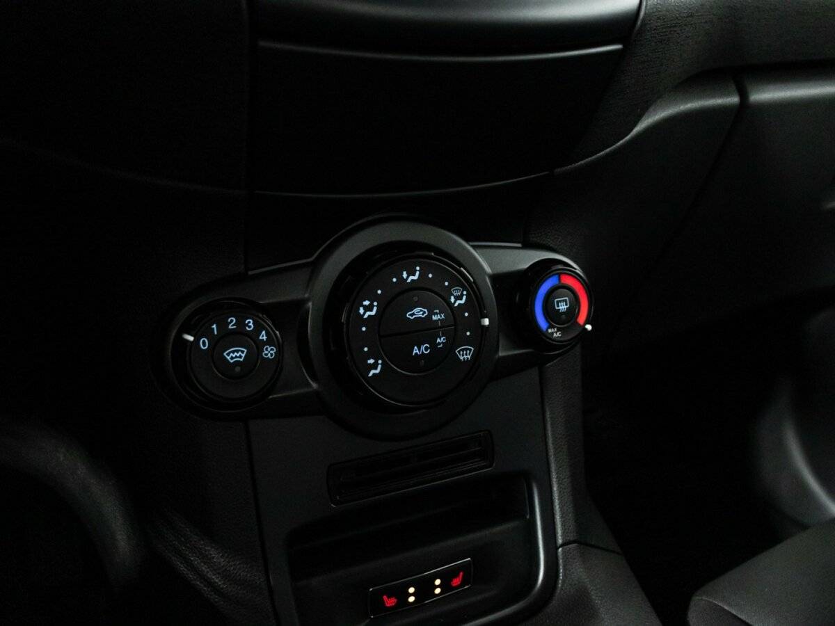 Ford Fiesta Mk6 Рестайлинг, 2016 Фото №14