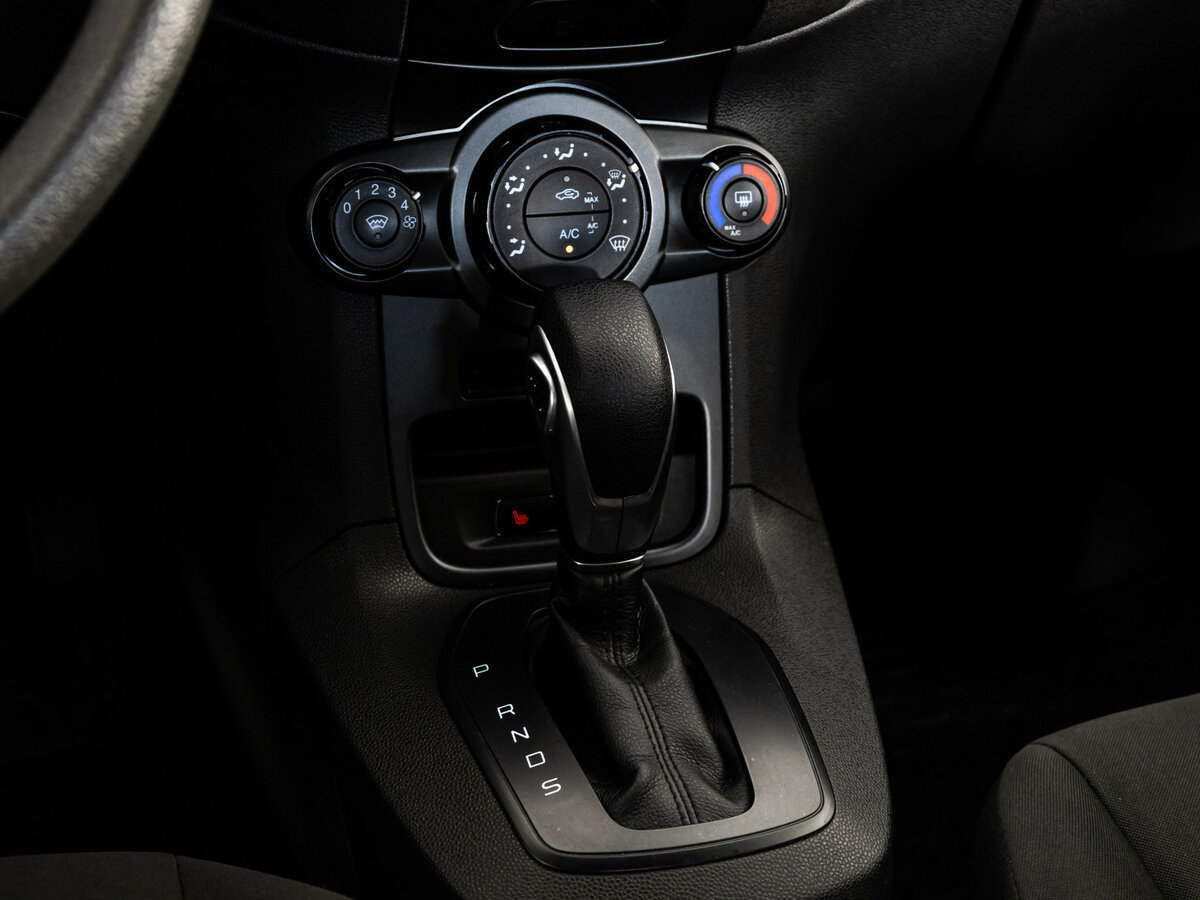 Ford Fiesta Mk6 Рестайлинг, 2016 Фото №10